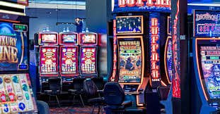 Tampilan meja live dealer baccarat dan roulette kointoko